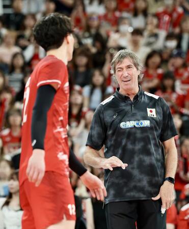 第２セット、高橋藍（左）に指示を出すロラン・ティリ監督（撮影・伊藤笙子）