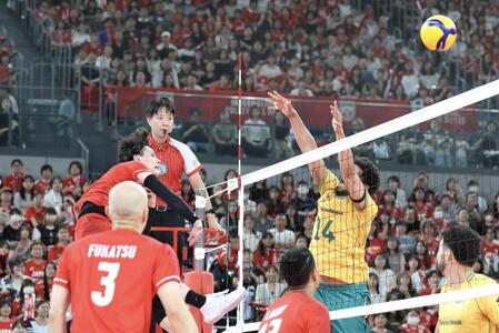 第１セット、ブロックを弾き飛ばす強烈なスパイクを打つ高橋藍（左）＝有明アリーナ（撮影・伊藤笙子）