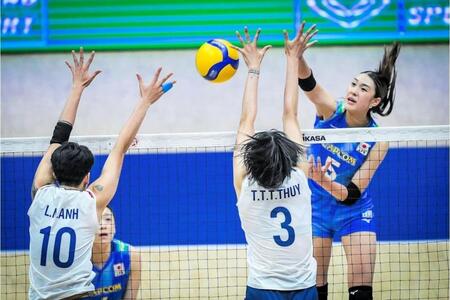 スパイクを打つ佐藤淑乃　©Ｖｏｌｌｅｙｂａｌｌ　Ｗｏｒｌｄ