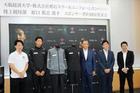 会見に出席した（左から）大経大の九鬼陸上部コーチ、原口、明石ユニフォームカンパニーの柴田専務取締役、大経大・山本学長、黒正事務局次長
