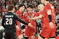 第１セット、ポイントをとり喜ぶ石川祐希（中央）ら日本代表（撮影・伊藤笙子）