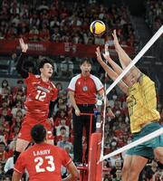 第１セット、ブロックの上を抜くループショットを打つ高橋藍（左）＝撮影・伊藤笙子