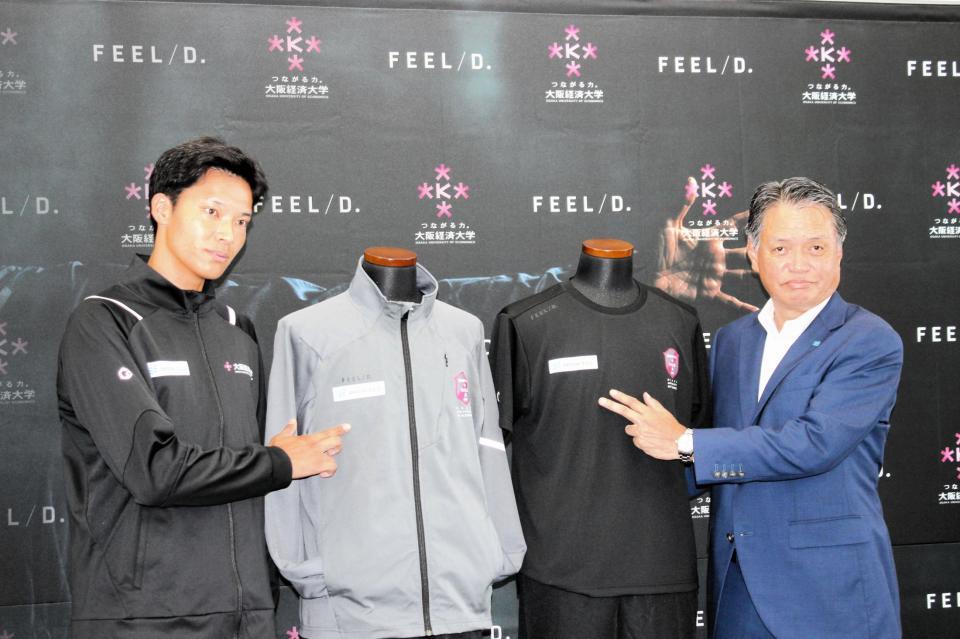 大経大・原口（左）とスポンサー契約を締結した明石ユニフォームカンパニーの柴田専務取締役