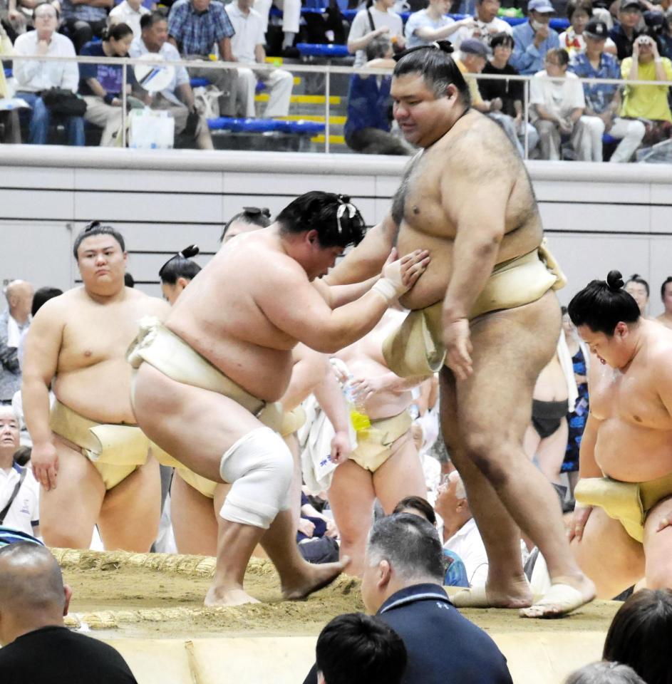 ぶつかりで高安を押す宇良＝２４日