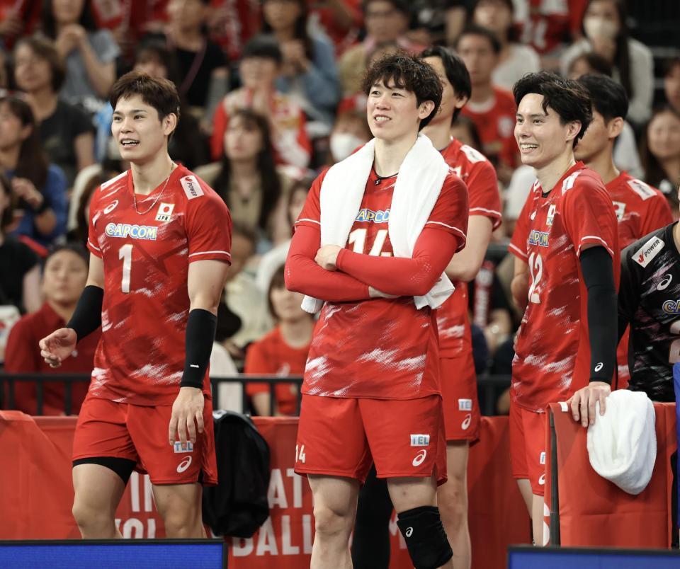 第３セット、ベンチで試合を見つめる（左から）西田有志、石川祐希、高橋藍（撮影・伊藤笙子）