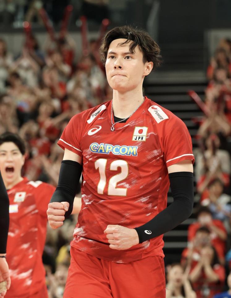 第４セット、サービスエースを決め、拳を握る高橋藍（撮影・伊藤笙子）
