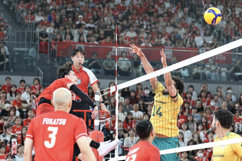 第１セット、ブロックを弾き飛ばす強烈なスパイクを打つ高橋藍（左）＝有明アリーナ（撮影・伊藤笙子）