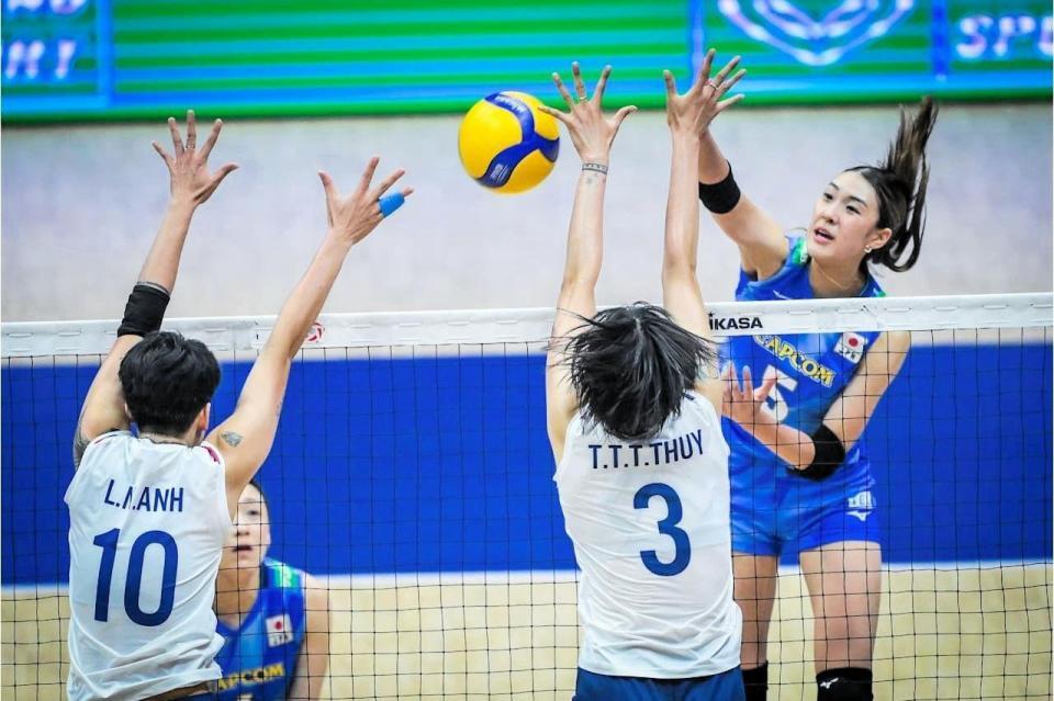スパイクを打つ佐藤淑乃　©Ｖｏｌｌｅｙｂａｌｌ　Ｗｏｒｌｄ