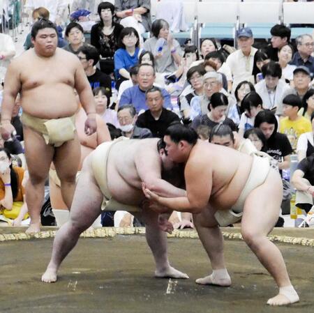 豪ノ山（右）と相撲を取る大の里