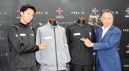 　大経大・原口（左）とスポンサー契約を締結した明石ユニフォームカンパニーの柴田専務取締役