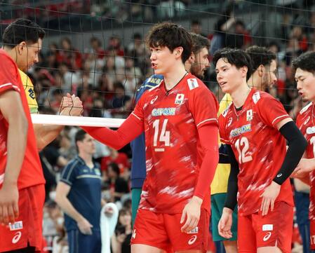 　試合後、ブラジルの選手と握手を交わす石川祐希（中央）と高橋藍（撮影・伊藤笙子）