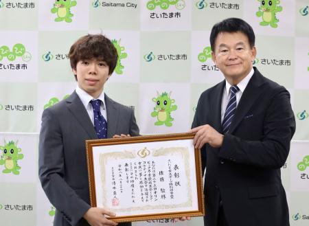　スポーツ特別功労賞を贈られたフィギュアスケートの佐藤駿選手。右は清水勇人さいたま市長＝２６日午後、さいたま市役所