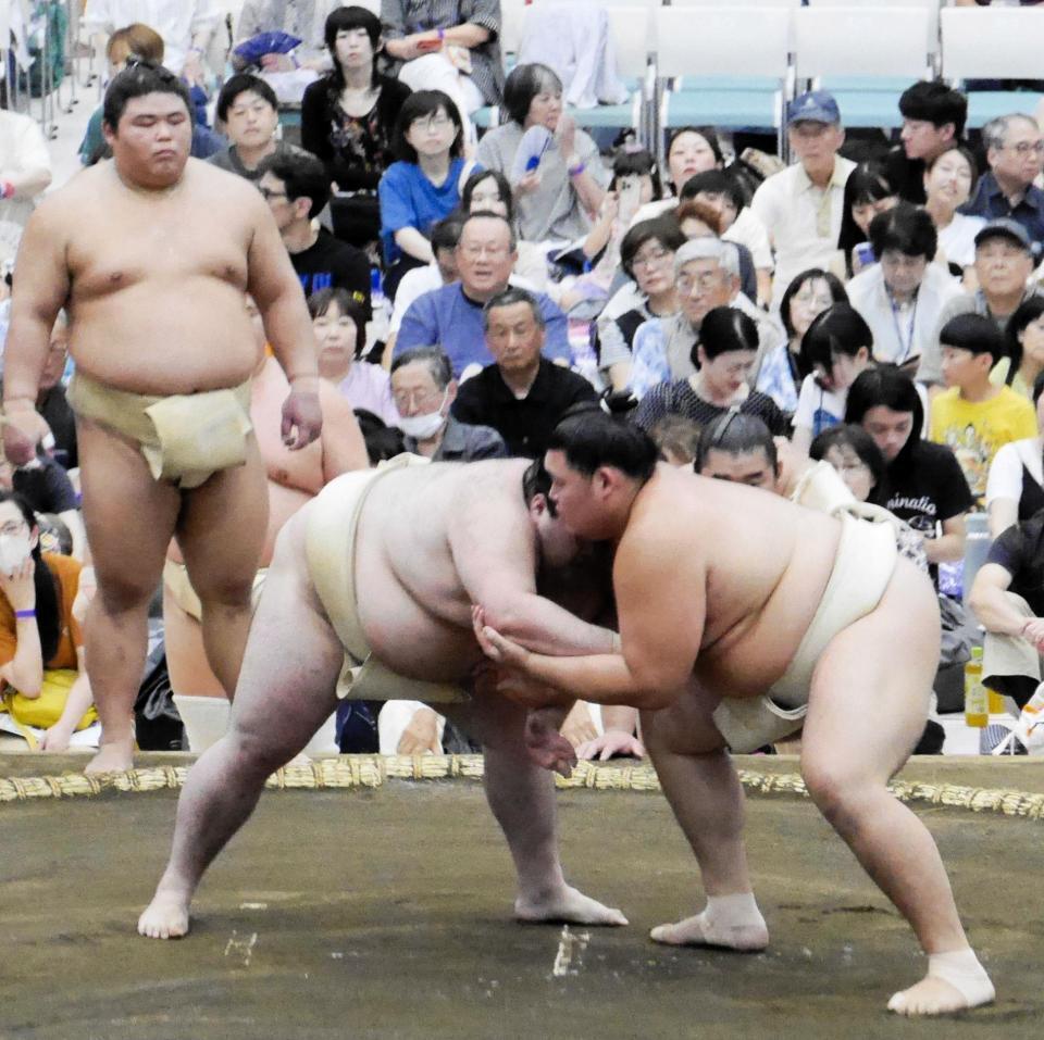 豪ノ山（右）と相撲を取る大の里