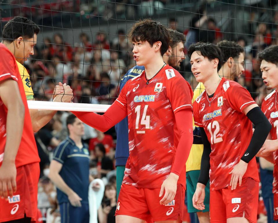 　試合後、ブラジルの選手と握手を交わす石川祐希（中央）と高橋藍（撮影・伊藤笙子）