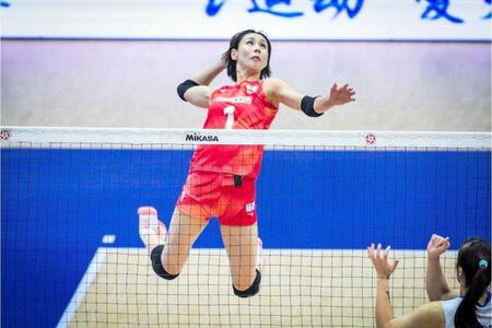 スパイクを打つ和田由紀子©Ｖｏｌｌｅｙｂａｌｌ　Ｗｏｒｌｄ