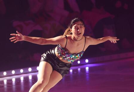 ファンを魅了する坂本花織さん＝ＫＯＳＥ新横浜スケートセンター（撮影・佐々木彰尚）