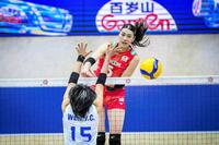 スパイクを打つ佐藤淑乃©Ｖｏｌｌｅｙｂａｌｌ　Ｗｏｒｌｄ