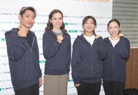 こぶしを握る（左から）高橋大輔さん、荒川静香さん、坂本花織さん、青木祐奈（撮影・佐々木彰尚）