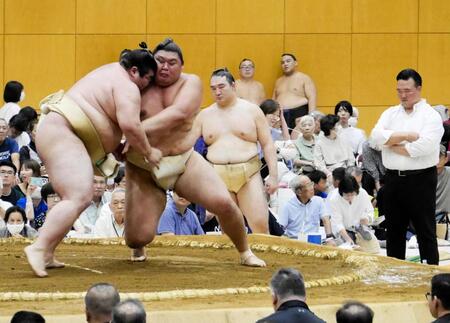 二所ノ関親方（右）が見つめる中で相撲を取る熱海富士（左）と大の里