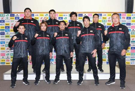 記者会見を終え、フォトセッションを行う（後列左から）斉藤立、飯田健太郎、増山香補、藤原崇太郎（前列左から）高藤直寿、阿部一二三、橋本壮市、永瀬貴規、鈴木桂治監督（代表撮影）