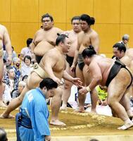 若い衆に胸を出す朝乃山