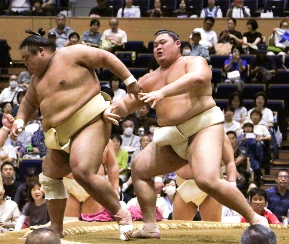 　夏巡業の稽古で藤凌駕（左）を退ける大の里