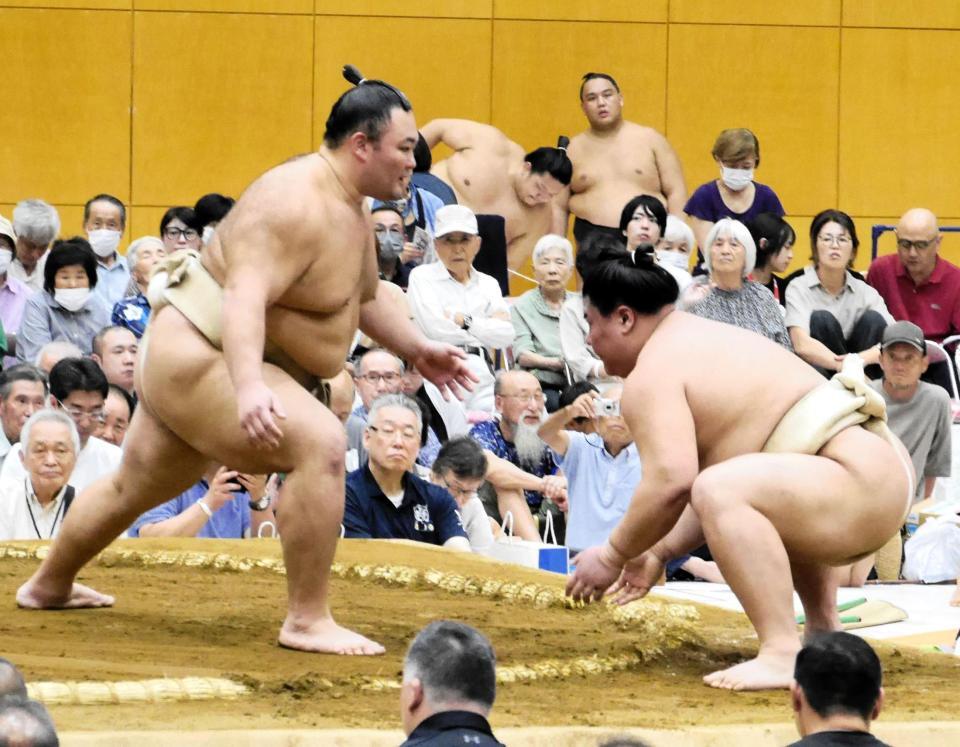 義ノ富士（右）に胸を出す朝乃山