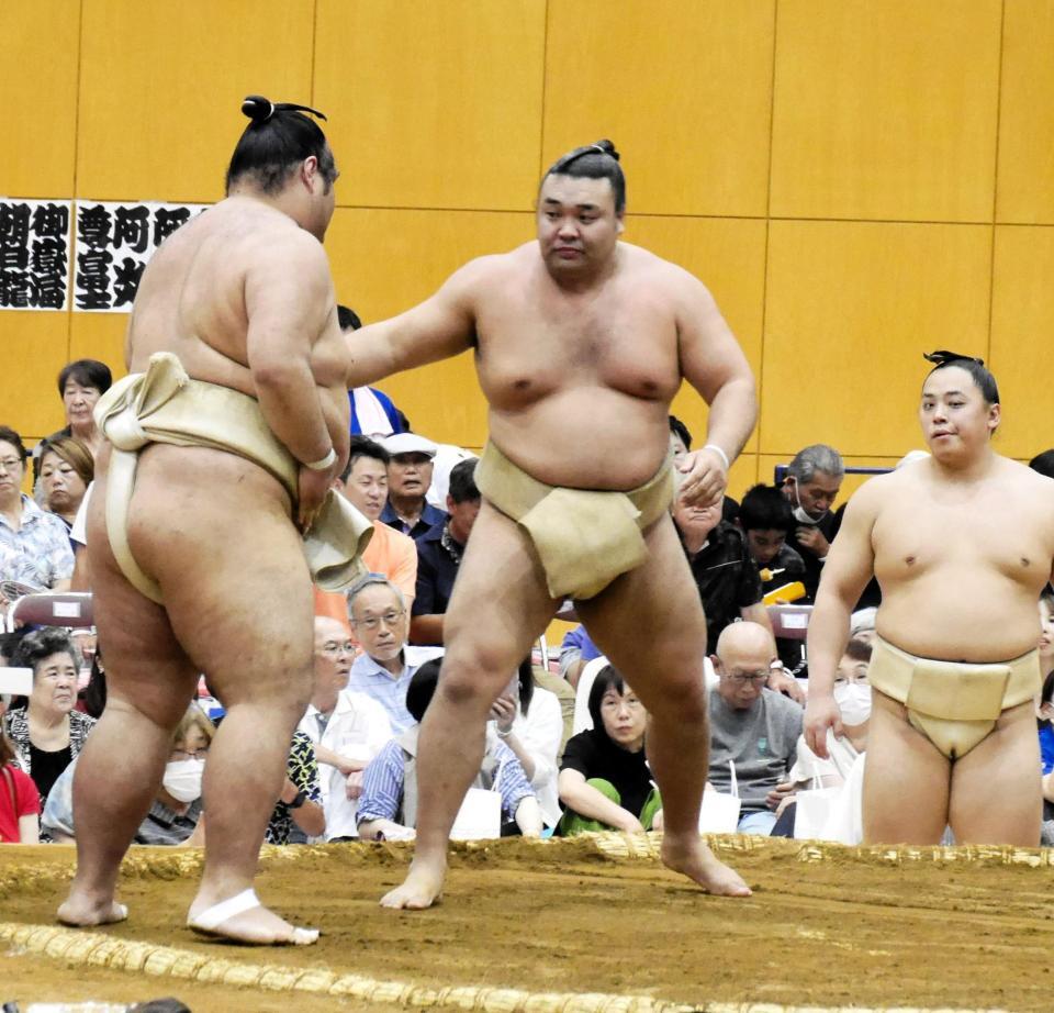 一意に胸を出す霧島（右）
