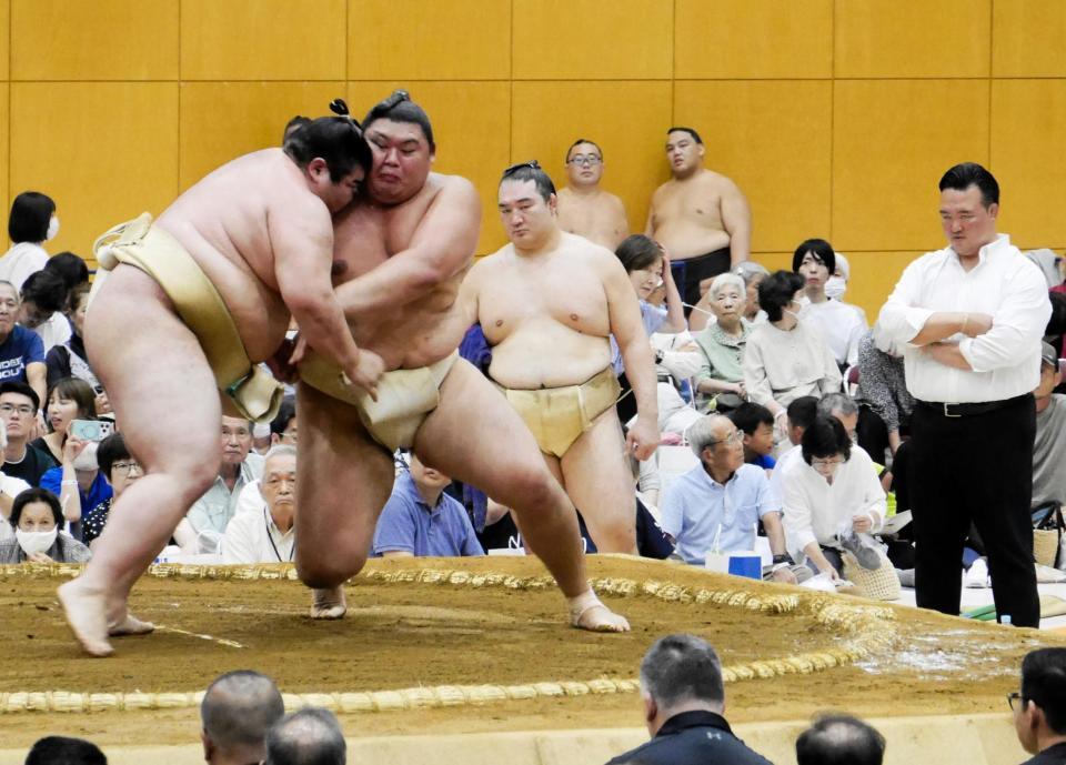 二所ノ関親方（右）が見つめる中で相撲を取る熱海富士（左）と大の里