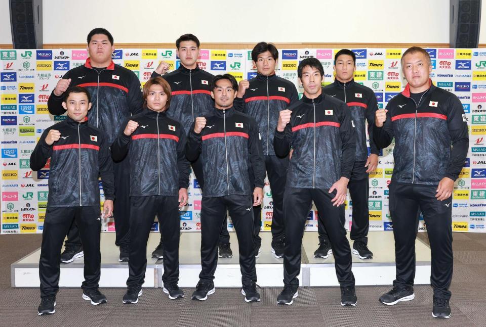 記者会見を終え、フォトセッションを行う（後列左から）斉藤立、飯田健太郎、増山香補、藤原崇太郎（前列左から）高藤直寿、阿部一二三、橋本壮市、永瀬貴規、鈴木桂治監督（代表撮影）