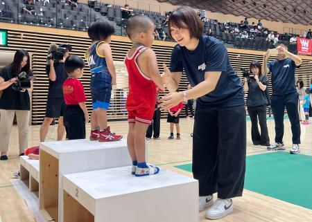 　自身が大会会長を務めるレスリングの「藤波朱理杯」で表彰する藤波朱理（手前右）＝２９日、三重県四日市市