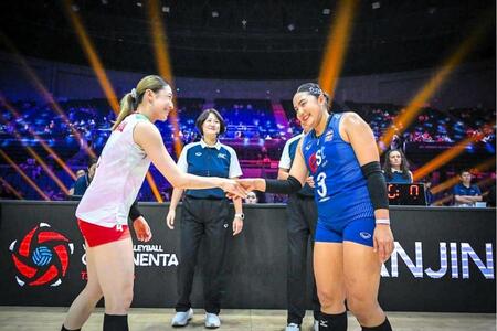 試合前にタイの主将と握手を交わす石川真佑（左）　©Ｖｏｌｌｅｙｂａｌｌ　Ｗｏｒｌｄ