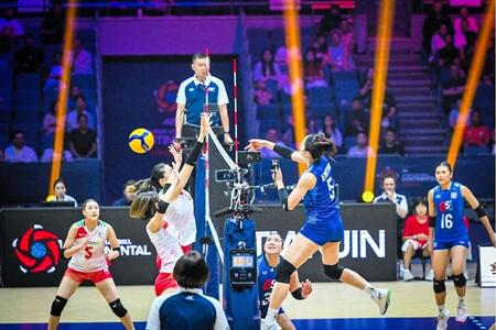タイのスパイクにブロックに跳ぶ和田ら　©Ｖｏｌｌｅｙｂａｌｌ　Ｗｏｒｌｄ