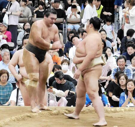 琴桜（右）にぶつかる峰刃