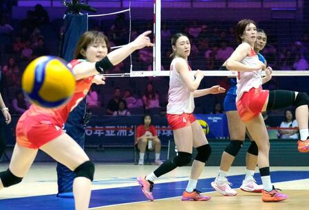 第４セット、タイに得点を許す石川（奥左）ら日本（共同）