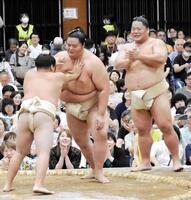 子ども相撲で阿炎（左）と笑顔を見せる大栄翔