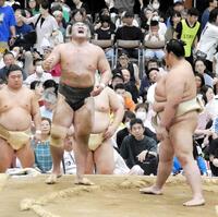 琴桜（右）にぶつかる峰刃