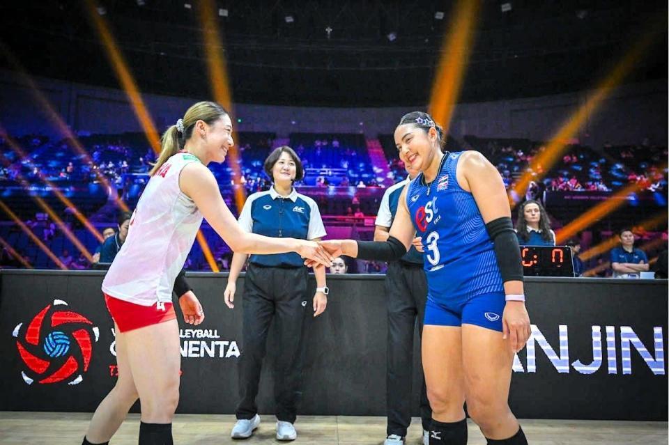 試合前にタイの主将と握手を交わす石川真佑（左）　©Ｖｏｌｌｅｙｂａｌｌ　Ｗｏｒｌｄ