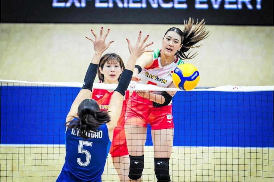 スパイクを放つ佐藤淑乃©Ｖｏｌｌｅｙｂａｌｌ　Ｗｏｒｌｄ