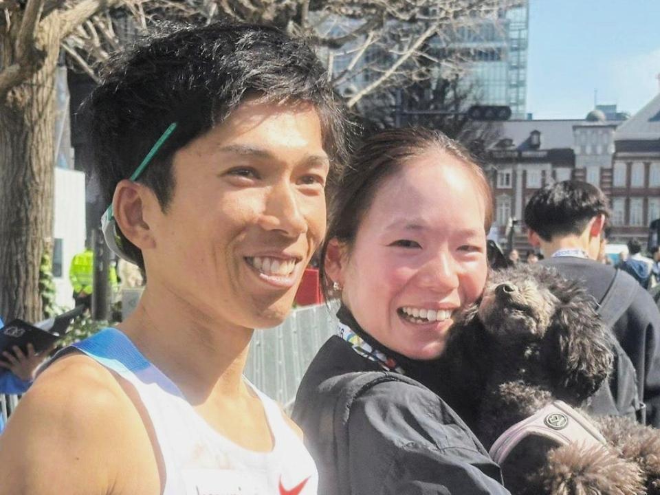 鈴木健吾（左）、一山麻緒さん