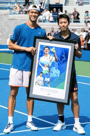 　試合後に行われたセレモニーで坂本怜（左）と写真に納まる錦織圭（ＵＳＴＡ／ゲッティ＝共同）