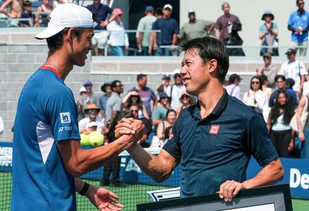 　試合後、坂本怜（左）と握手する錦織圭（ＵＳＴＡ／ゲッティ＝共同）