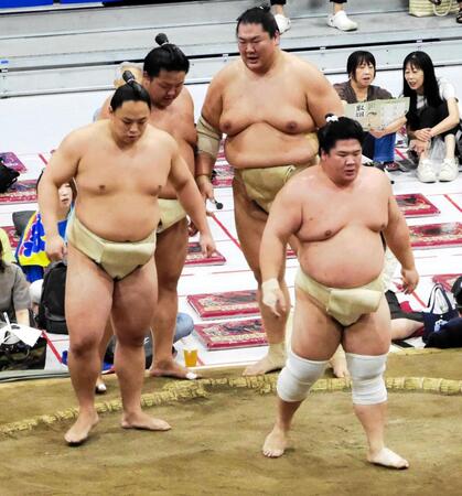 稽古中に並ぶ琴栄峰（左）と宇良