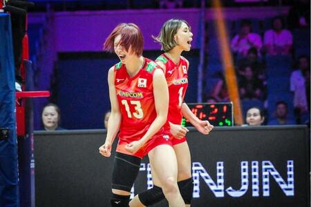 得点を喜ぶ山口真季（左）と和田由紀子（右）©Ｖｏｌｌｅｙｂａｌｌ　Ｗｏｒｌｄ