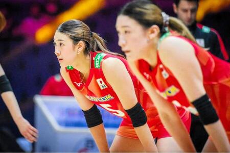 構える佐藤淑乃（奥）と石川真佑（手前）©Ｖｏｌｌｅｙｂａｌｌ　Ｗｏｒｌｄ