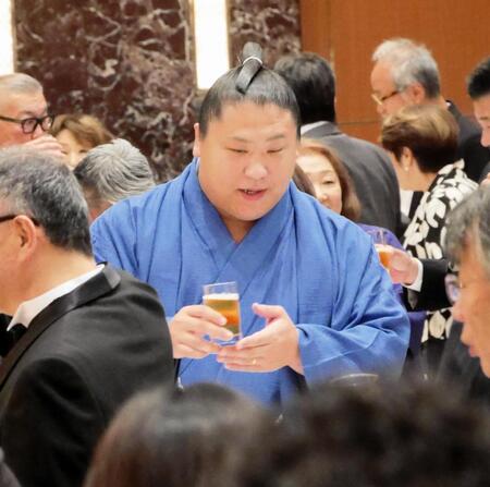 丹治の昇進パーティーでグラスを手にする若隆景