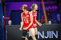 得点を喜ぶ山口真季（左）と和田由紀子（右）©Ｖｏｌｌｅｙｂａｌｌ　Ｗｏｒｌｄ