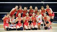 ３位となって笑顔でポーズをとる日本の選手たち＝天津（共同）