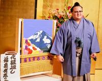新しく贈られた化粧まわしと並ぶ丹治