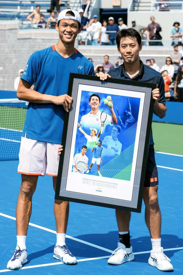 　試合後に行われたセレモニーで坂本怜（左）と写真に納まる錦織圭（ＵＳＴＡ／ゲッティ＝共同）